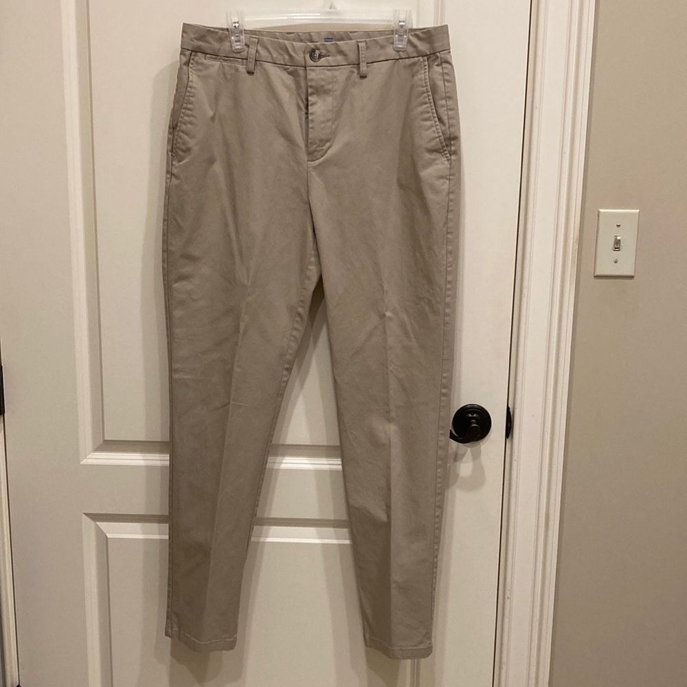 OLD NAVY ultimate athletic non-iron built in flex Khaki pant. Size 34 x 32